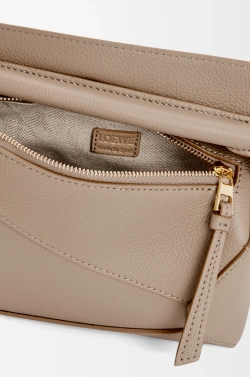 Loewe Мини-сумка Puzzle Edge из мягкой зернистой телячьей кожи, песочный
