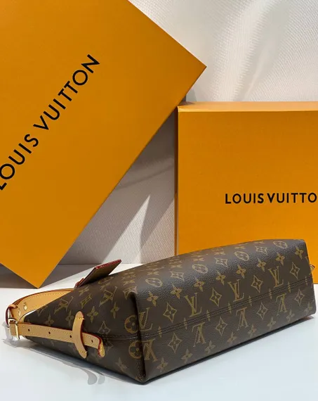 Сумка Louis Vuitton Carry All East West