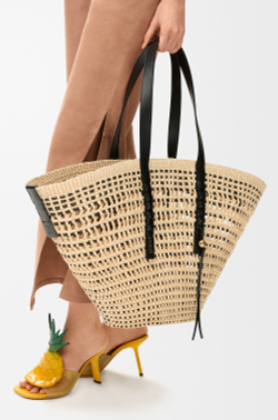 Loewe Большая плетеная сумка-корзина Braid из пальмы и телячьей кожи, натуральный/черный