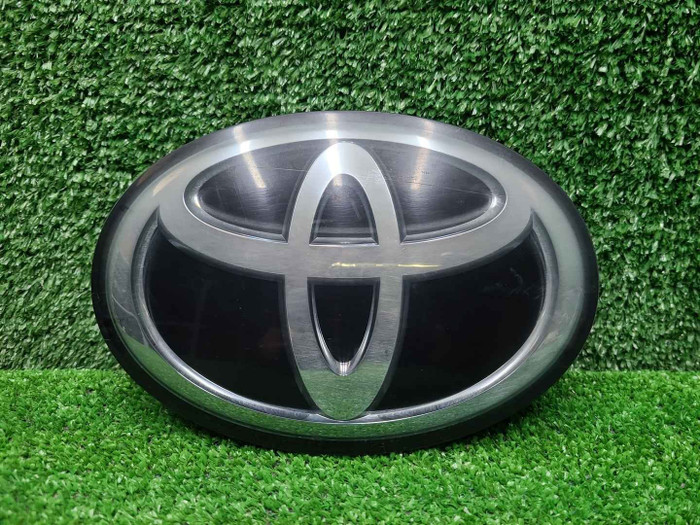 Эмблема решетки радиатора Toyota LC 200 (15-21)