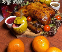 Утка запечённая , фаршированная яблоками (2кг) Предзаказ за (1-2 дня) цена указана за 1 кг продукта
