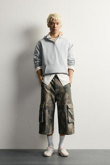 ZARA ДЖИНСОВЫЕ ШОРТЫ КАРГО С ПРИНТОМ, ХАКИ