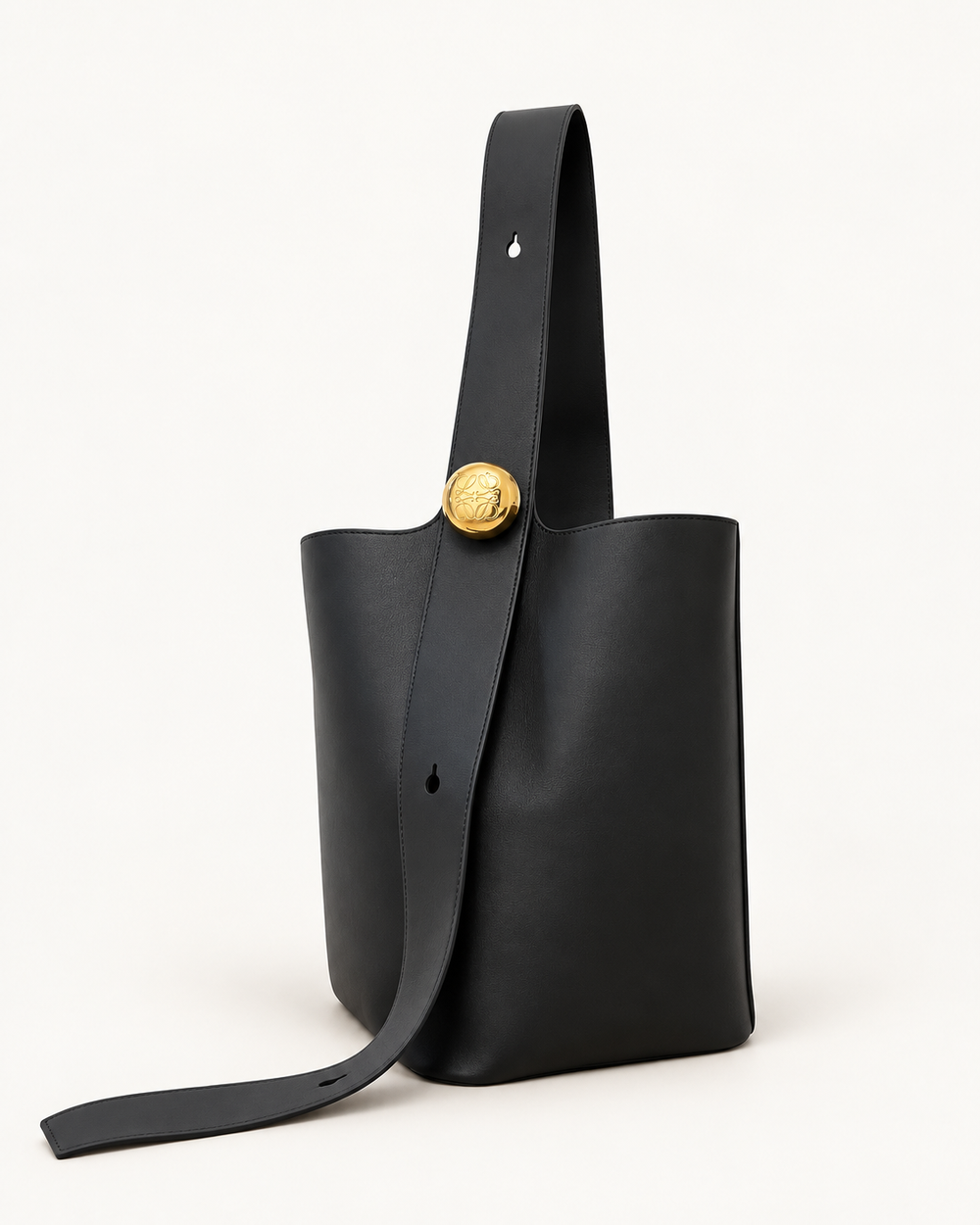 LOEWE Pebble Bucket Medium, чёрный цвет, вид спереди