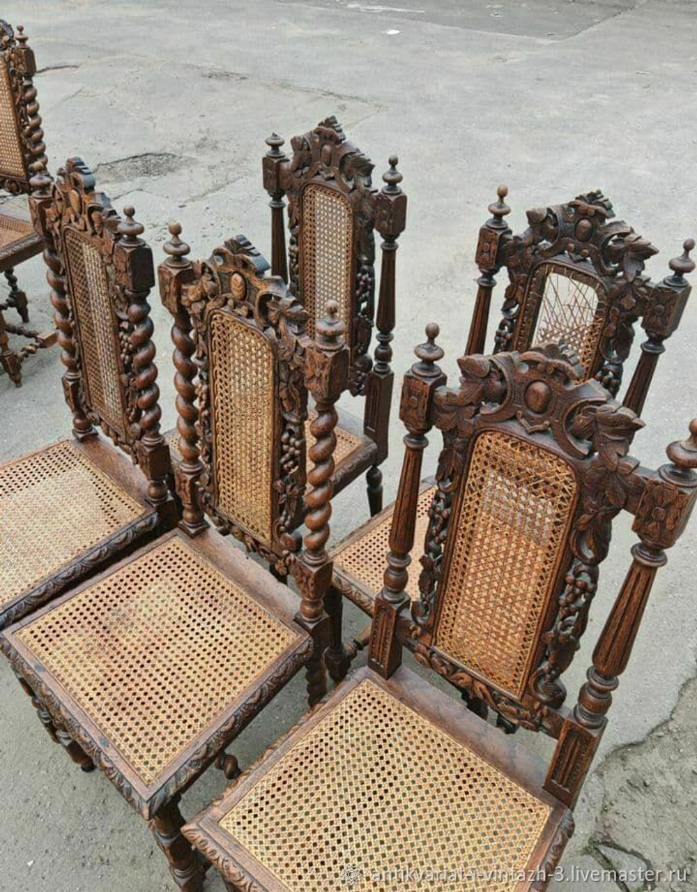 Антикварные стулья с ротангом