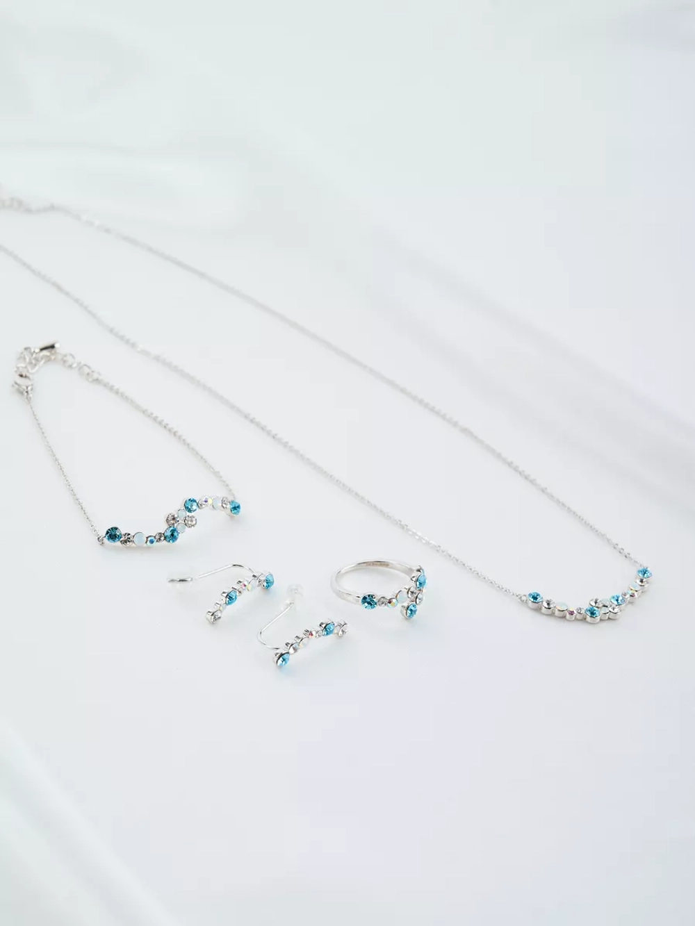 Тонкое колье Млечный путь с голубыми кристаллами Swarovski