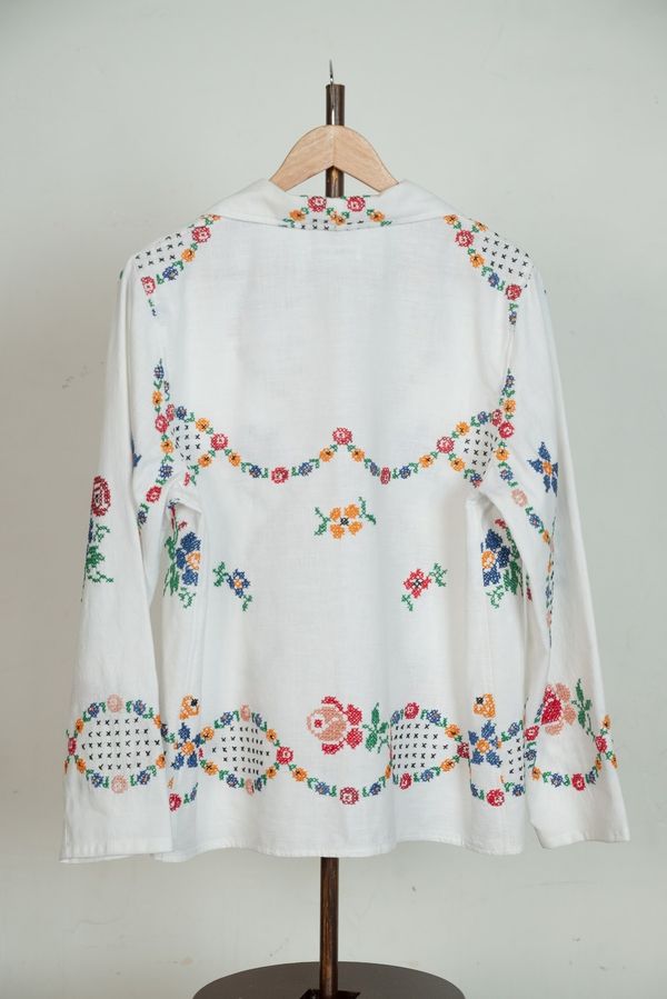 Рубашка Украшенная Повторяющимся Цветочным Узором / Repeating Flowers Pattern Long Sleeve белая - фото 6