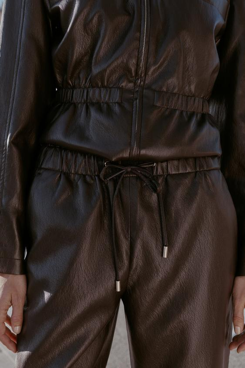 ZARA БРЮКИ ИЗ ИСКУССТВЕННОЙ КОЖИ С ЭЛАСТИЧНЫМ ПОЯСОМ, КОРИЧНЕВЫЙ