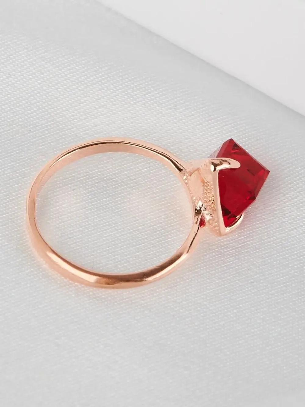 Кольцо Миражи тонкое с красным кристаллом-кубиком Swarovski