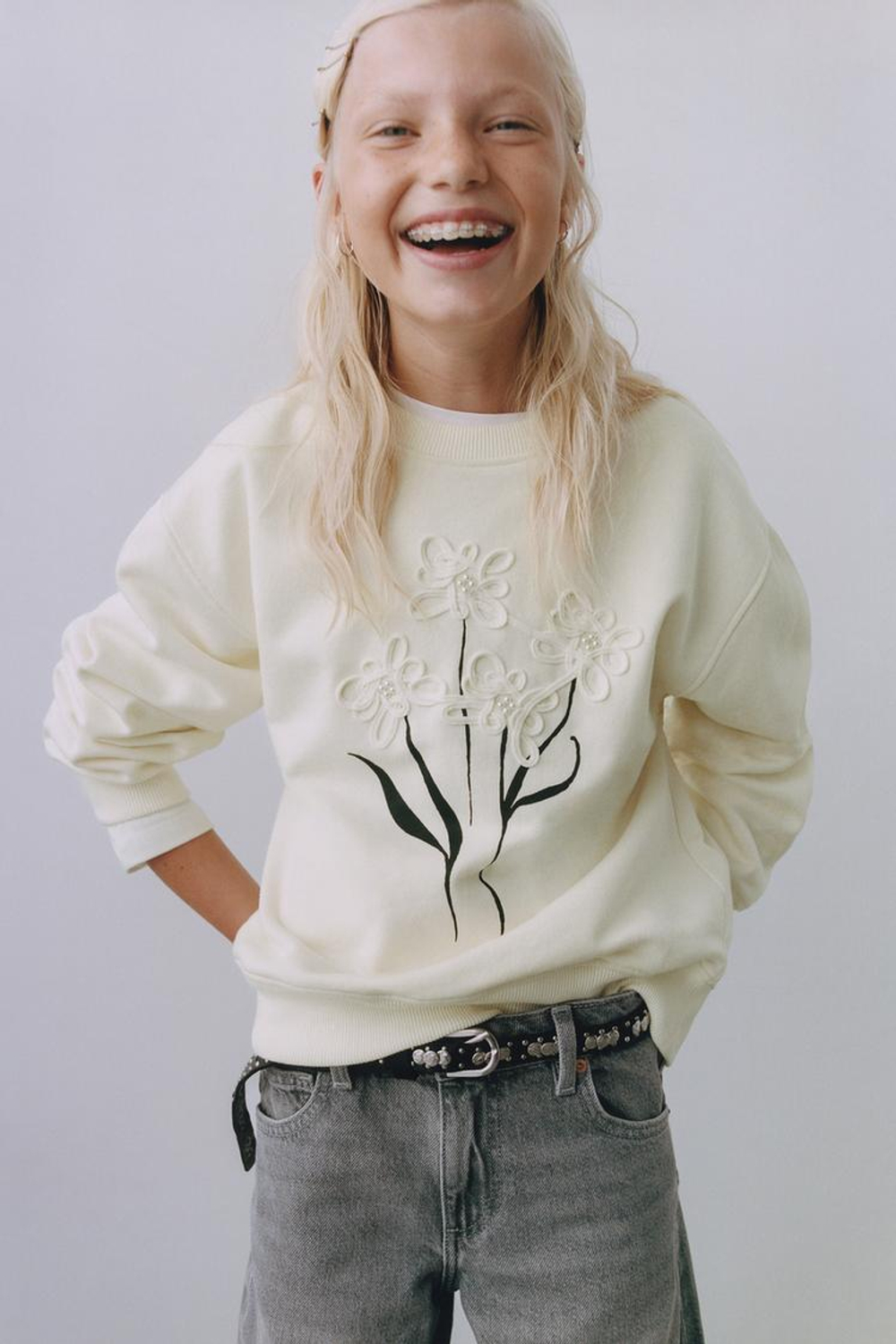 ZARA ТОЛСТОВКА С ЦВЕТОЧНОЙ АППЛИКАЦИЕЙ, ЭКРЮ