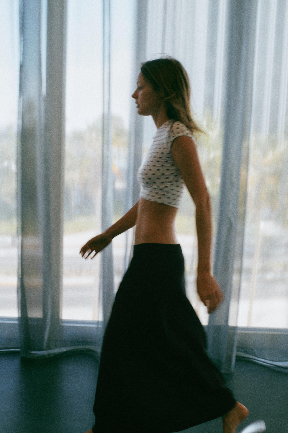 ФУТБОЛКА CROPPED С КОРОТКИМИ РУКАВАМИ — ZARA