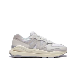 alt="Кроссовки New Balance 57/40 арт. 888785 белая расцветка Sea Salt с металлическим серебром вид спереди"