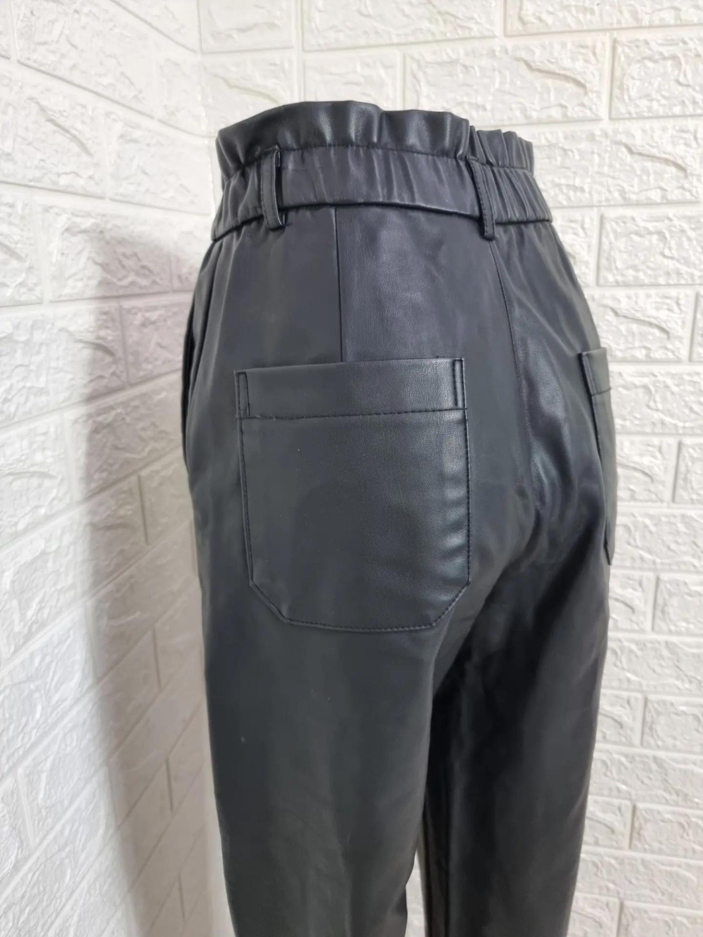Брюки женские Zara, черные, из экокожи, с поясом-рюшей и карманами, размер 40-42