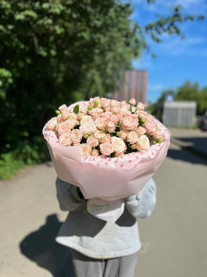 Букет из 21 ветки кустовых роз 50 см