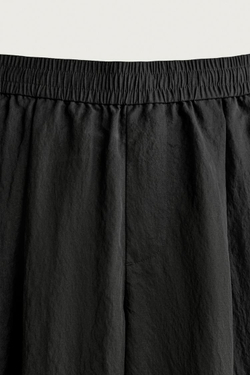 ZARA ШОРТЫ RELAXED FIT ИЗ СТРУЯЩЕЙСЯ ТКАНИ СО СКЛАДКАМИ, ЧЕРНЫЙ