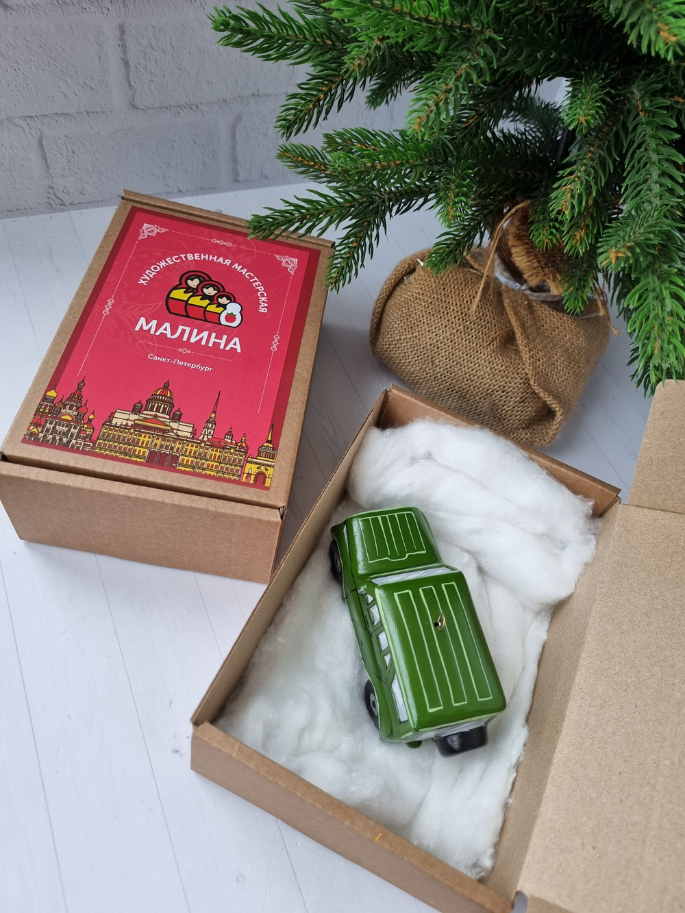 Фарфоровая игрушка "Машина УАЗ"