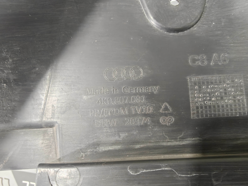 Кожух замка капота Audi A6 (C8) 18-25 Б/У Оригинал 4K0807081