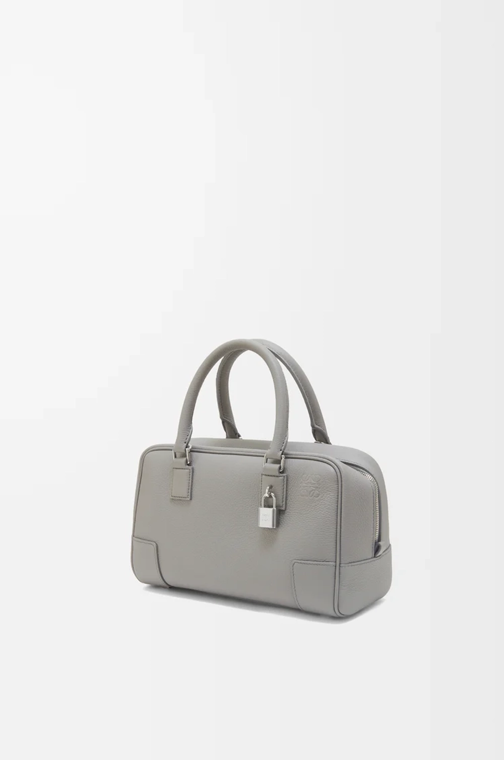 Loewe Сумка Amazona 23 из мягкой зернистой телячьей кожи, жемчужно-серый