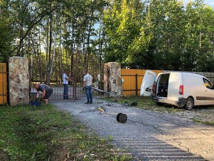 Начаты работы по ремонту ворот в Юго-Восточной части «Романовского Парка»