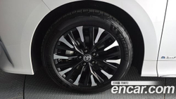 Toyota Alphard 2.5 HEV Executive AWD — 2025