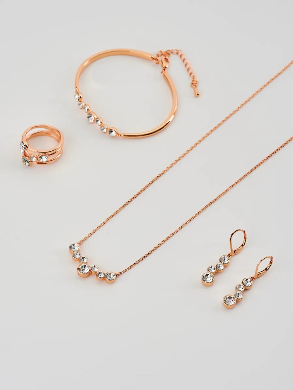 Жесткий браслет Эльза с белыми камнями Swarovski