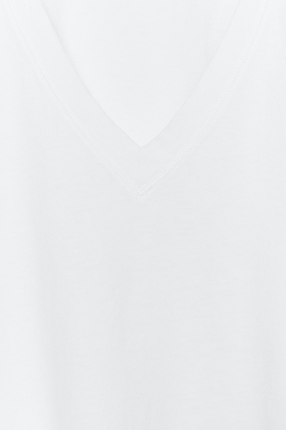ХЛОПКОВАЯ ФУТБОЛКА С V-ОБРАЗНЫМ ВЫРЕЗОМ — ZARA