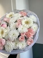 Букет сборный из хризантемы, кустовых пионовидных роз, гербер и диантусов