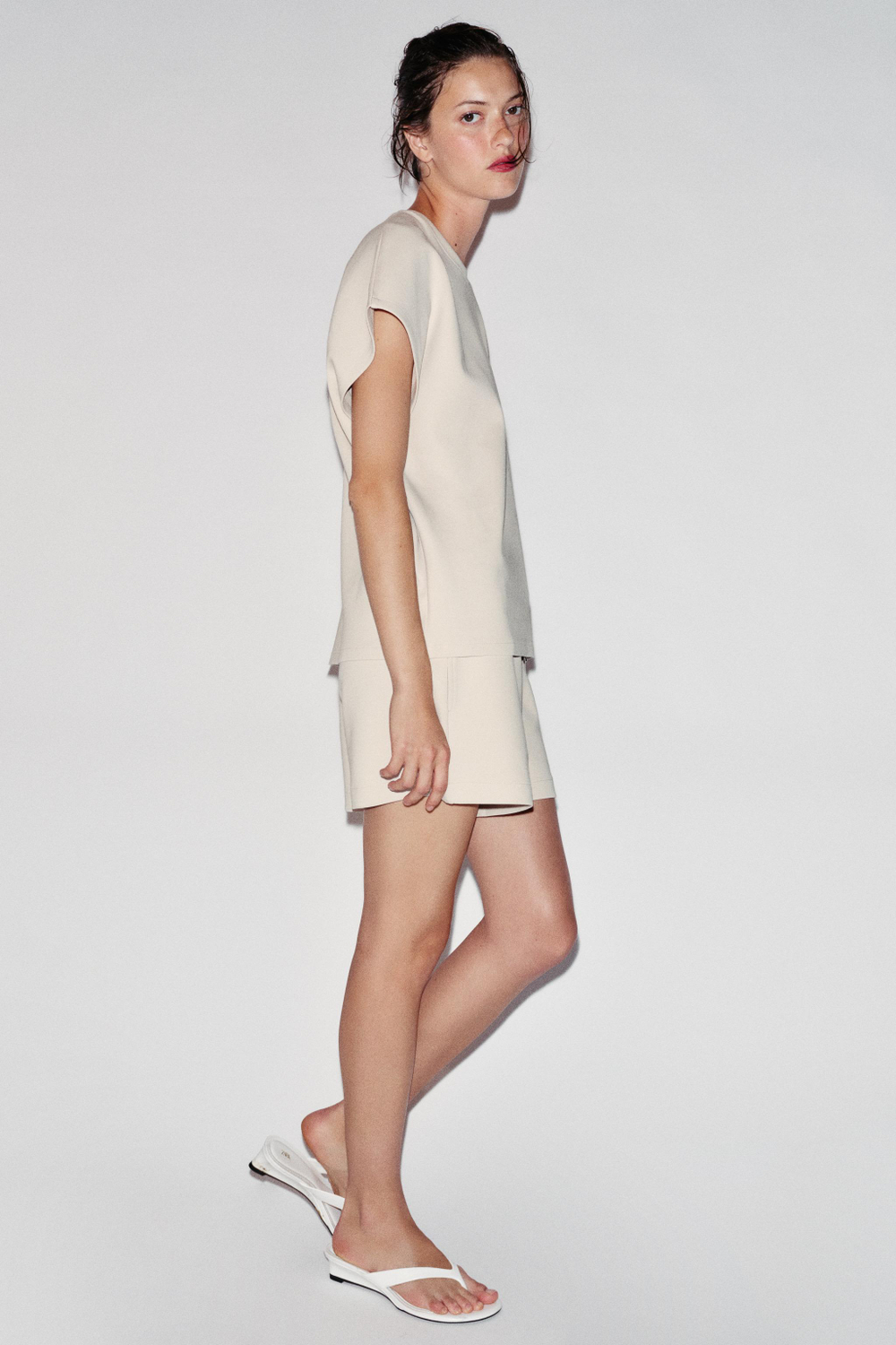 ФУТБОЛКА ИНТЕРЛОК С КОРОТКИМИ РУКАВАМИ — ZARA