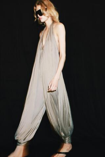 АТЛАСНЫЙ КОМБИНЕЗОН С ГОРЛОВИНОЙ ХАЛТЕР — ZW COLLECTION — ZARA
