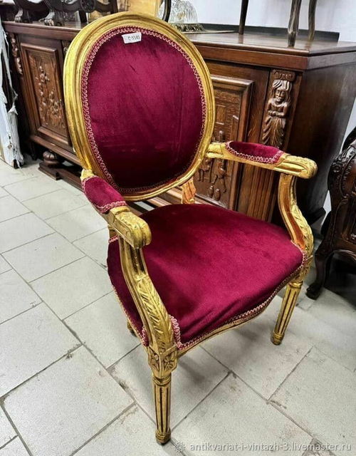 Старинное кресло