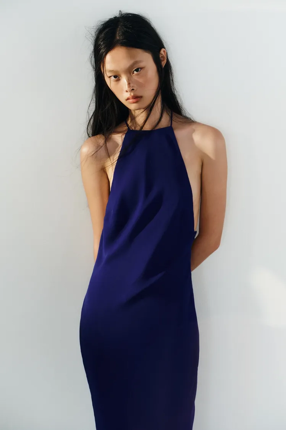 ZARA ДЛИННОЕ ПЛАТЬЕ-ХАЛТЕР, НЕОНОВЫЙ СИНИЙ