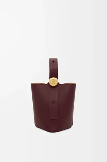 Loewe Мини-сумка-ведро Pebble из гладкой телячьей кожи, бургунди