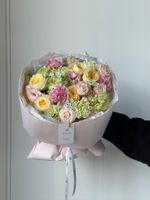 Букет сборный из кустовых пионовидных роз, гортензии, диантусов и лизиантуса
