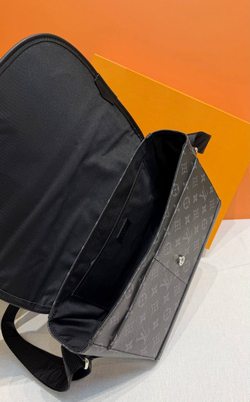 Сумка через плечо/мессенджер Louis Vuitton Courrier