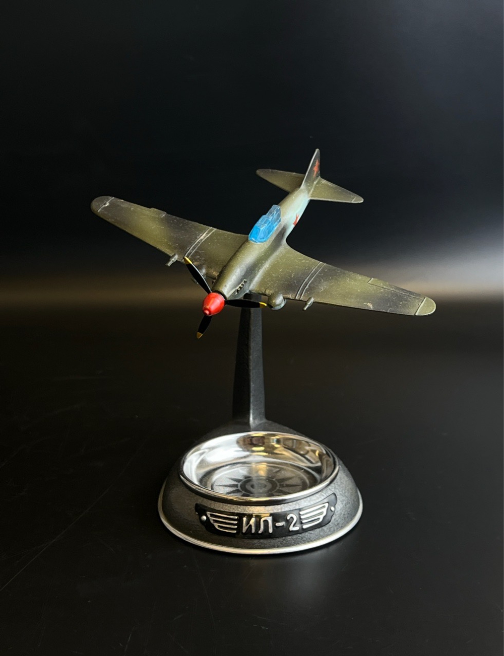 Пепельница с моделью самолета "Ил-2", металл, пластик, СССР, 1970-1980 гг.