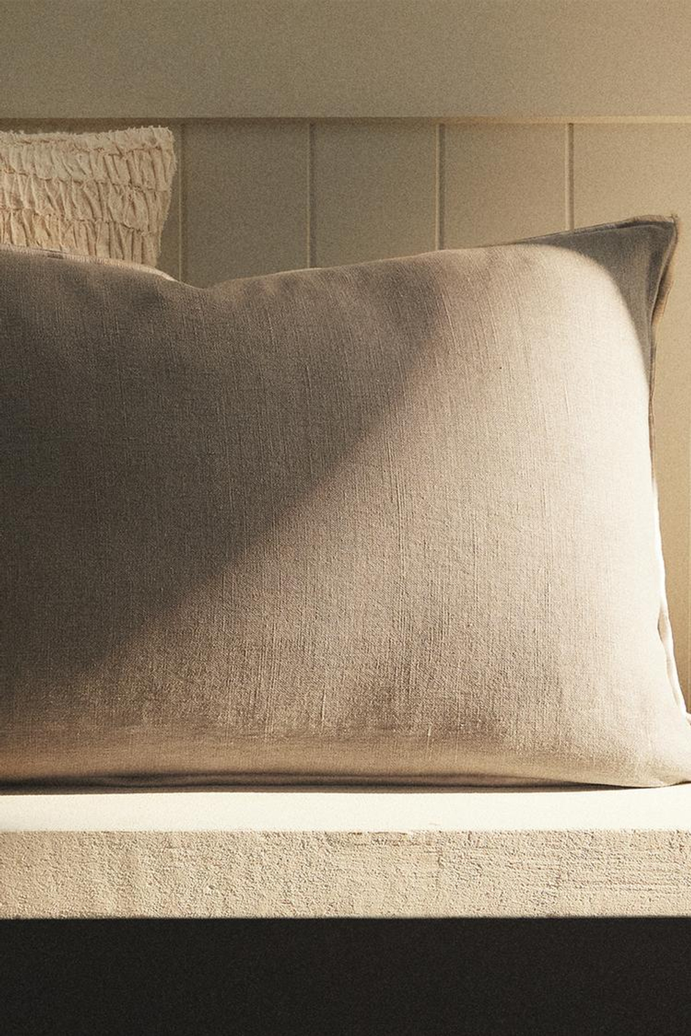 ZARA HOME ЧЕХОЛ НА ПОДУШКУ С ОВЕРЛОКОМ, СЕРОВАТО-КОРИЧНЕВЫЙ