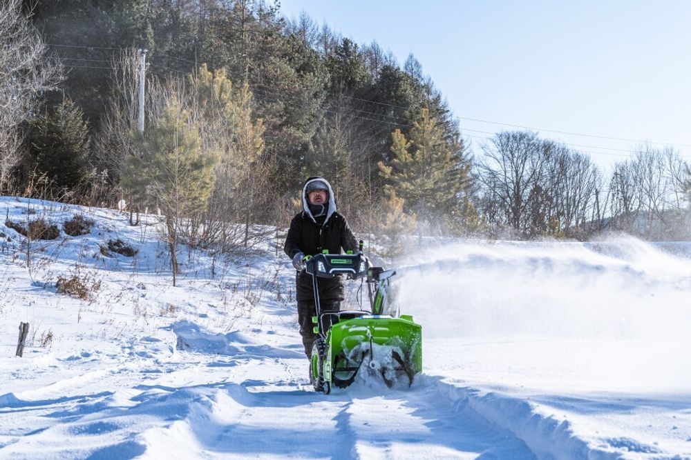 Снегоуборщик Greenworks GD82ST56, 82v, 61 см, в комплекте 3 шт. АКБ 5 А·ч и двойное ЗУ (самоходный ,аккумуляторный) 2602807U3B