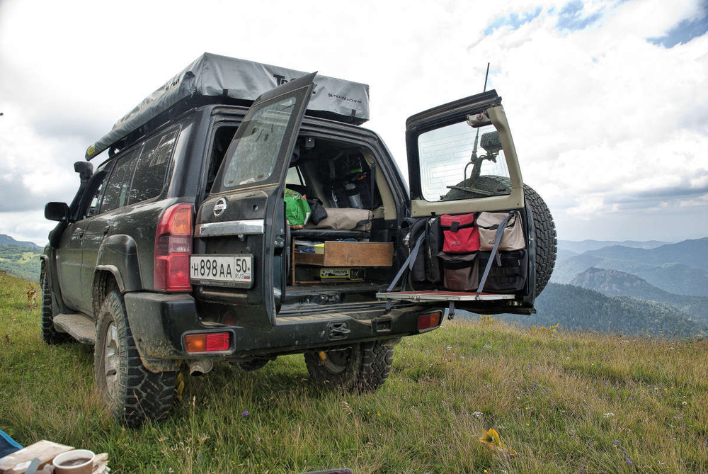 Органайзер на задние двери Nissan Patrol Y61 "Карелия" со столом