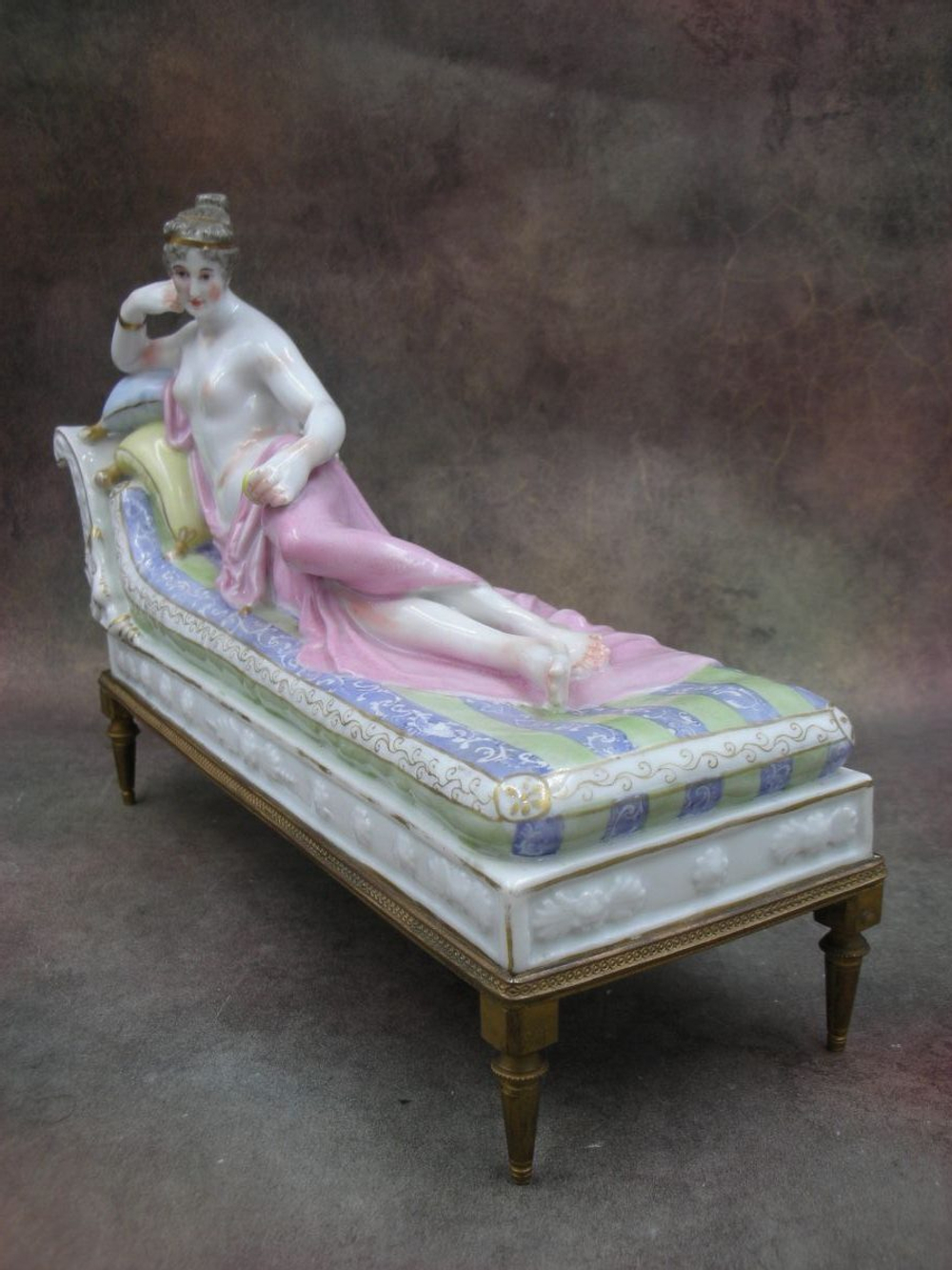 Статуэтка. Фарфор. Дама на кушетке с яблоком в руке. Sevres. Франция