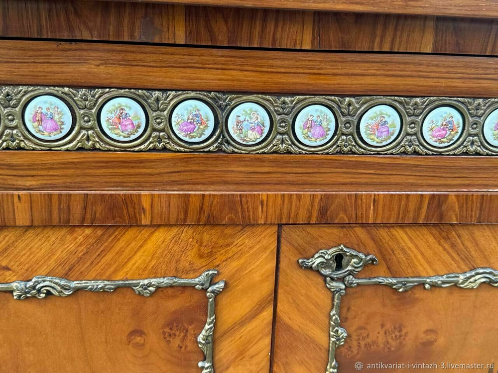Старинный дрессуар с маркетри