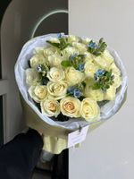 Букет из роз и оксипеталума