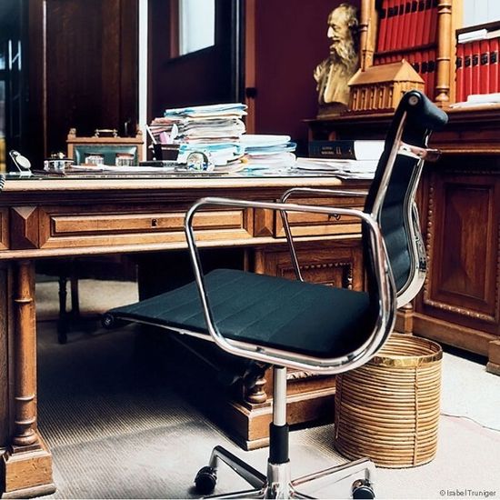 Кресло офисное Eames Ribbed EA117