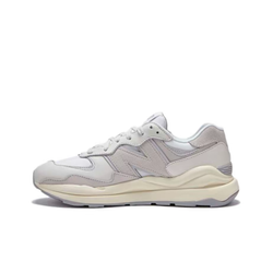 alt="New Balance 57/40 White Sea Salt классические бело-серебристые кроссовки вид сбоку на белом фоне"