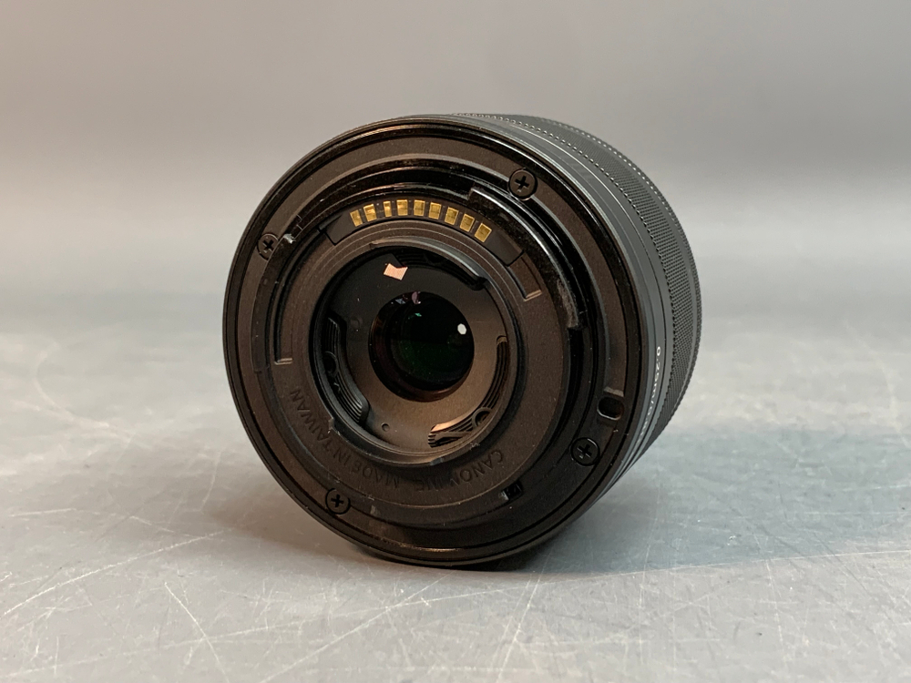 Canon EOS M10 Kit 15-45mm IS STM, царапка на линзе объектива