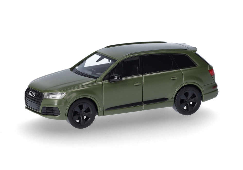 Автомобиль Audi Q7 с тонированными стеклами, оливково-зеленый
