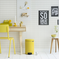 Ведро Brabantia NewIcon 12л желтая маргаритка в интерьере