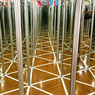 Тематический зеркальный лабиринт с LED-подсветкой, 50–300 м²