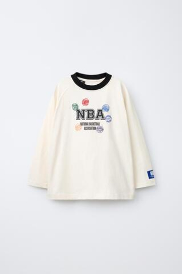 ZARA ФУТБОЛКА С ПРИНТОМ NBA — MULTI TEAMS, ЭКРЮ