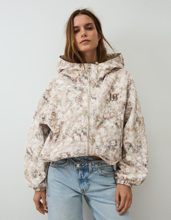 BERSHKA Водонепроницаемая и ветрозащитная куртка с капюшоном и принтом, бежевый