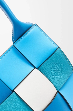 Loewe Небольшая плетеная сумка-корзина из телячьей кожи, синий