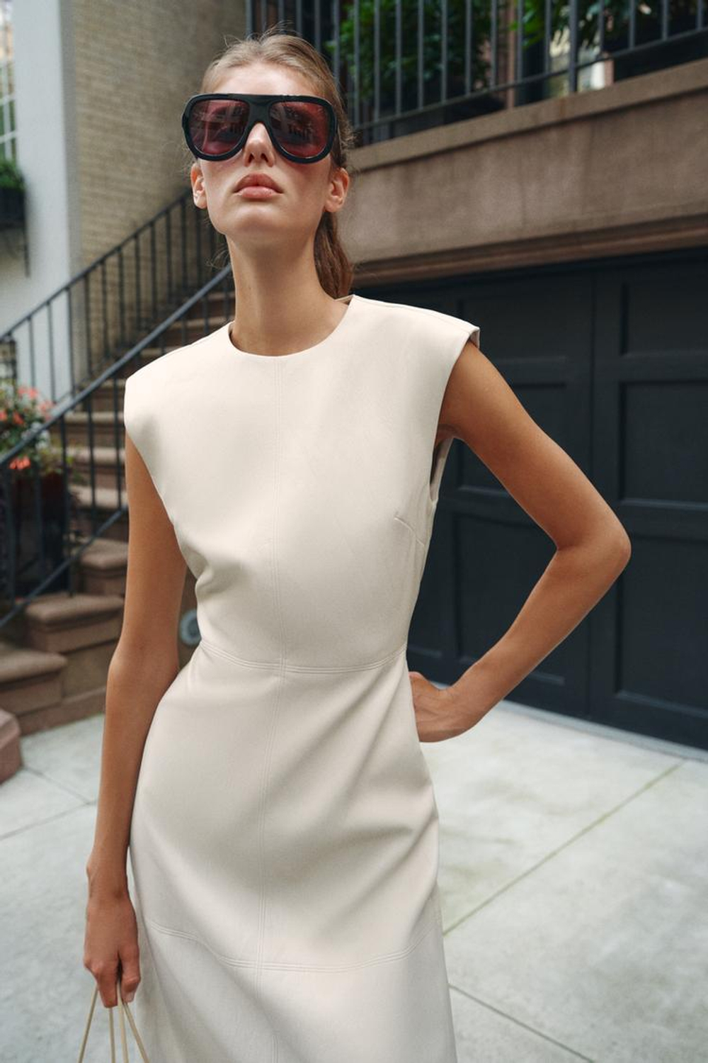 ZARA ПЛАТЬЕ МИДИ ИЗ ИСКУССТВЕННОЙ КОЖИ С ПОДПЛЕЧНИКАМИ, ЭКРЮ